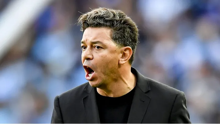 AVELLANEDA, ARGENTINA - OCTOBER 23: Marcelo Gallardo coach of River Plate gives instructions to his players during a match between Racing Club and River Plate as part of Liga Profesional 2022 at Presidente Peron Stadium on October 23, 2022 in Avellaneda, Argentina. (Photo by Marcelo Endelli/Getty Images)