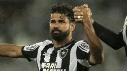 RJ - RIO DE JANEIRO - 27/08/2023 - BRASILEIRO A 2023, BOTAFOGO X BAHIA - Diego Costa jogador do Botafogo comemora vitoria apos a partida contra o Bahia no estadio Engenhao pelo campeonato Brasileiro A 2023. Foto: Jorge Rodrigues/AGIF