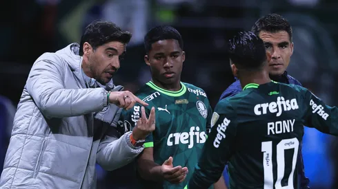SP - SAO PAULO - 30/08/2023 - LIBERTADORES 2023, PALMEIRAS X DEPORTIVO PEREIRA - Abel Ferreira tecnico do Palmeiras e Endrick jugador do Palmeiras durante partida contra o Deportivo Pereira no estadio Arena Allianz Parque pelo campeonato Libertadores 2023. Foto: Ettore Chiereguini/AGIF