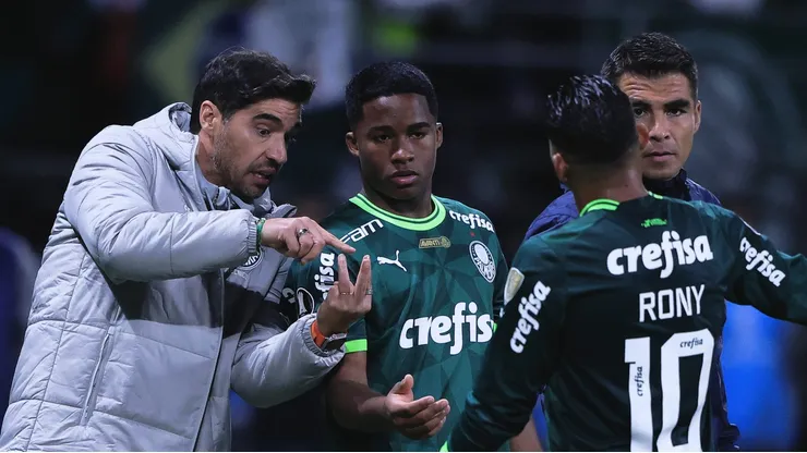 SP - SAO PAULO - 30/08/2023 - LIBERTADORES 2023, PALMEIRAS X DEPORTIVO PEREIRA - Abel Ferreira tecnico do Palmeiras e Endrick jugador do Palmeiras durante partida contra o Deportivo Pereira no estadio Arena Allianz Parque pelo campeonato Libertadores 2023. Foto: Ettore Chiereguini/AGIF