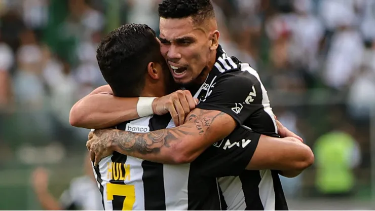 MG - BELO HORIZONTE - 18/03/2023 - MINEIRO 2023, ATLETICO-MG X ATHLETIC CLUB - Hulk jogador do Atletico-MG comemora seu gol com Paulinho jogador da sua equipe durante partida contra o Athletic Club no estadio Independencia pelo campeonato Mineiro 2023. Foto: Gilson Junio/AGIF