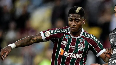 Foto: Thiago Ribeiro/AGIF - Yony Gonzalez jogador do Fluminense disputa lance com Joao Lucas jogador do Santos durante partida no estadio Maracana pelo campeonato Brasileiro A 2023.