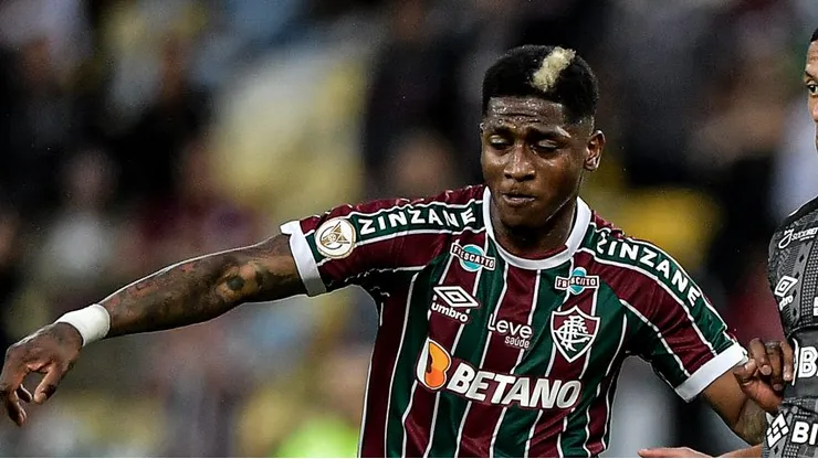 Foto: Thiago Ribeiro/AGIF - Yony Gonzalez jogador do Fluminense disputa lance com Joao Lucas jogador do Santos durante partida no estadio Maracana pelo campeonato Brasileiro A 2023.