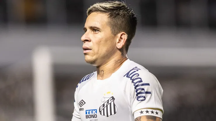 SP - SANTOS - 21/06/2023 - BRASILEIRO A 2023, SANTOS X CORINTHIANS - Soteldo jogador do Santos reclama com a arbitragem durante partida contra o Corinthians no estadio Vila Belmiro pelo campeonato BRASILEIRO A 2023. Foto: Abner Dourado/AGIF