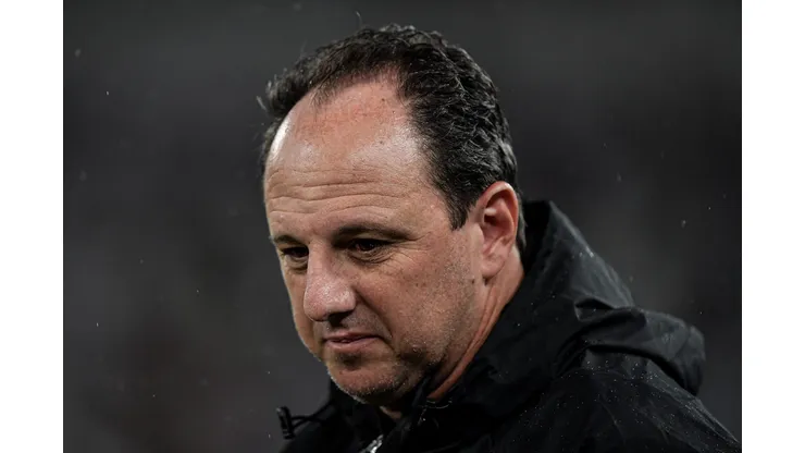 RJ - RIO DE JANEIRO - 15/04/2023 - BRASILEIRO A 2023, BOTAFOGO X SAO PAULO - Rogerio Ceni tecnico do Sao Paulo durante partida contra o Botafogo no estadio Engenhao pelo campeonato BRASILEIRO A 2023. Foto: Thiago Ribeiro/AGIF