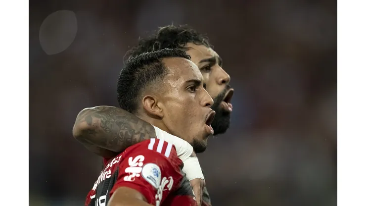 RJ - Rio de Janeiro - 28/02/2023 - RECOPA SUL-AMERICANA, FLAMENGO X INDEPENDIENTE DEL VALLE - Matheus Goncalves e Gabi jogadores do Flamengo durante partida contra o Independiente del Valle no estadio Maracana pelo campeonato Recopa Sul-americana 2023. Foto: Jorge Rodrigues/AGIF