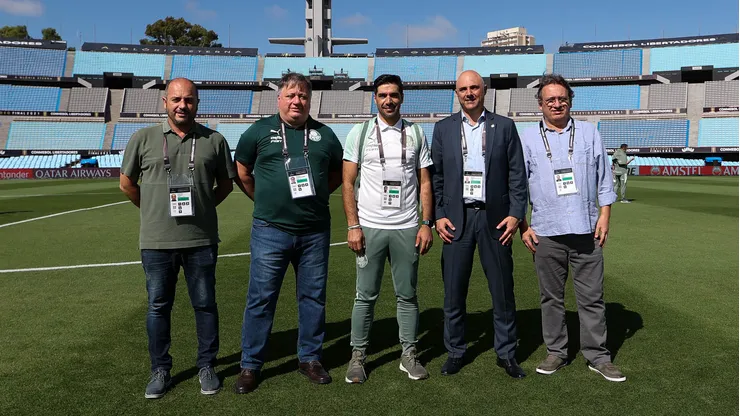 Anderson Barros (segundo da esq. para dir.) foi especulado no Santos nos últimos dias