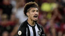Foto: Thiago Ribeiro/AGIF - Adryelson jogador do Botafogo durante partida contra o Flamengo no estadio Maracana pelo campeonato BRASILEIRO A 2023.