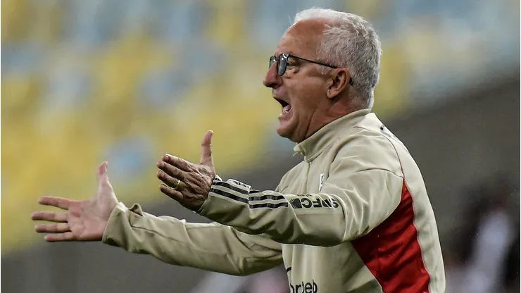 Foto: Thiago Ribeiro/AGIF - Dorival Junior tecnico do Sao Paulo durante partida contra o Flamengo no estadio Maracana pelo campeonato Brasileiro A 2023.