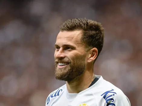 Torcida do Santos culpa dois jogadores por derrota para o Atlético-MG e se rende a Lucas Lima