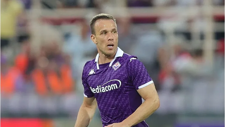 Foto: Gabriele Maltinti/Getty Images - Arthur em ação contra o Lecce