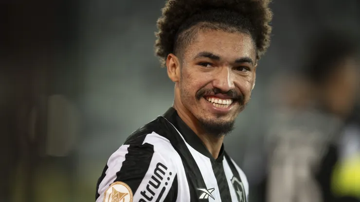 RJ - RIO DE JANEIRO - 12/08/2023 - BRASILEIRO A 2023, BOTAFOGO X INTERNACIONAL - Adryelson jogador do Botafogo comemora vitoria apos a partida contra o Internacional no estadio Engenhao pelo campeonato Brasileiro A 2023. Foto: Jorge Rodrigues/AGIF
