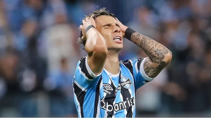 Foto: Pedro H. Tesch/AGIF - Ferreira, jogador do Gremio, lamenta chance perdida durante partida contra o Flamengo.