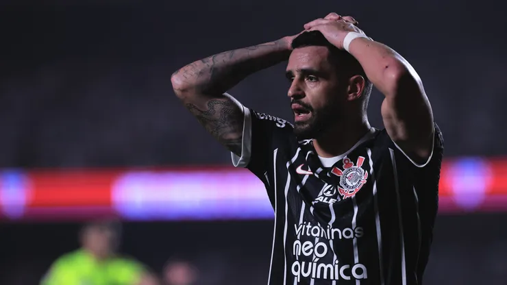 SP - SAO PAULO - 16/08/2023 - COPA DO BRASIL 2023, SAO PAULO X CORINTHIANS - Renato Augusto jogador do Corinthians lamenta chance perdida durante partida contra o Sao Paulo no estadio Morumbi pelo campeonato Copa do Brasil 2023. Foto: Ettore Chiereguini/AGIF
