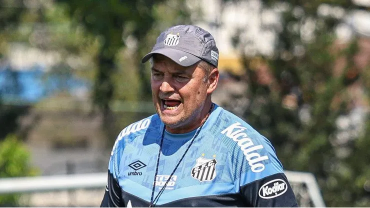 SP - SANTOS - 23/08/2023 - SANTOS, TREINO -Diego Aguirre tecnico do Santos durante treino no Centro de Treinamento CT Rei Pele. Foto: Fernanda Luz/AGIF
