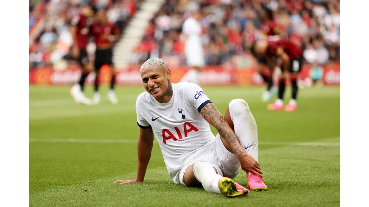Luke Walker/Getty Images. Richarlison apanha da na Premier League e lance repercute