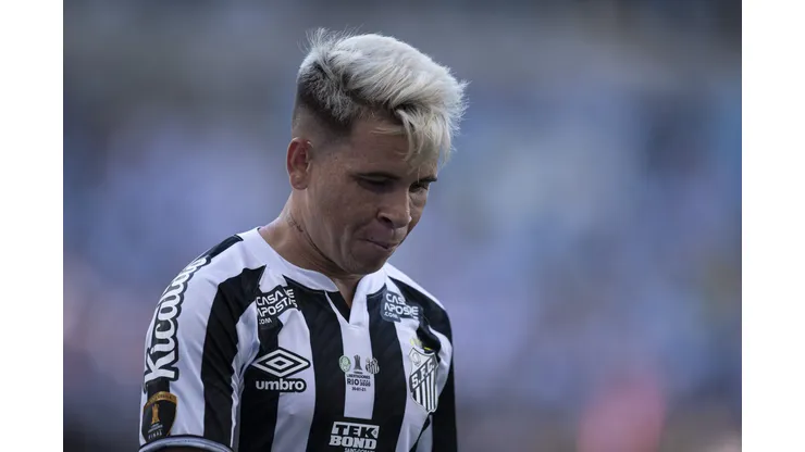 Jorge Rodrigues/AGIF. Soteldo se lesiona em treino do Santos, realizado neste sábado (26)