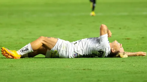 Foto: Fernanda Luz/AGIF - Soteldo saiu de maca em último treino antes de viagem a BH