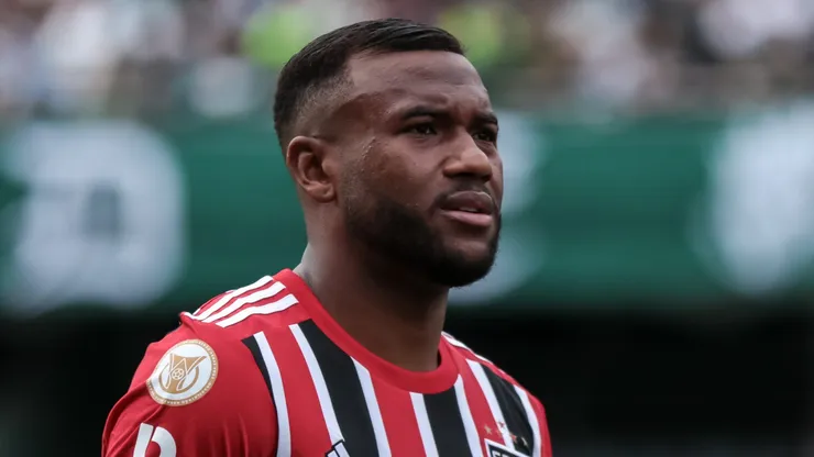 PR - CURITIBA - 29/04/2023 - BRASILEIRO A 2023, CORITIBA X SAO PAULO - Luan jogador do Sao Paulo durante execucao do hino nacional antes da partida contra o Coritiba no estadio Couto Pereira pelo campeonato BRASILEIRO A 2023. Foto: Robson Mafra/AGIF