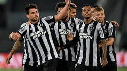 RJ - RIO DE JANEIRO - 23/08/2023 - COPA SUL-AMERICANA 2023, BOTAFOGO X DEFENSA Y JUSTICIA - Gabriel Pires jogador do Botafogo comemora seu gol com jogadores do seu time durante partida contra o Defensa y Justicia no estadio Engenhao pelo campeonato Copa Sul-Americana 2023. Foto: Thiago Ribeiro/AGIF