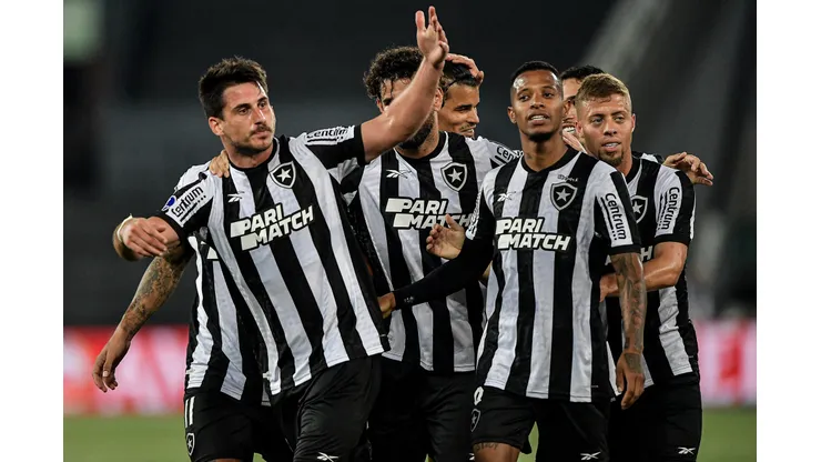 RJ - RIO DE JANEIRO - 23/08/2023 - COPA SUL-AMERICANA 2023, BOTAFOGO X DEFENSA Y JUSTICIA - Gabriel Pires jogador do Botafogo comemora seu gol com jogadores do seu time durante partida contra o Defensa y Justicia no estadio Engenhao pelo campeonato Copa Sul-Americana 2023. Foto: Thiago Ribeiro/AGIF