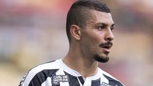 Alison jogador do Santos durante partida contra o Flamengo no estádio Maracanã pelo campeonato Brasileiro A 2020.