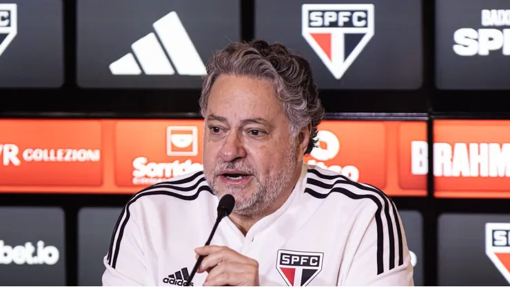 SP - SAO PAULO - 01/08/2023 - SAO PAULO, APRESENTACAO JAMES RODRIGUEZ - O presidente Julio Casares fala aos jornalistas durante apresentacao oficial de James Rodriguez como jogador do Sao Paulo em coletiva de imprensa realizada no CT Barra Funda. Foto: Abner Dourado/AGIF