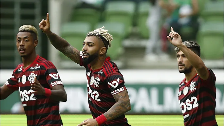 Bruno Henrique, Gabriel Barbosa and Arrascaeta of Flamengo reacts during a match between Palmeiras and Flamengo part of Brasileirao (Photo by Wagner Meier/Getty Images)