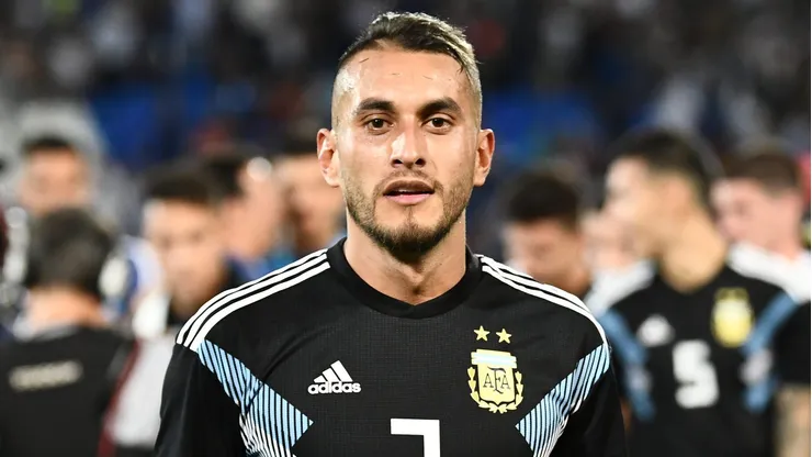 MENDOZA, ARGENTINA - NOVEMBER 20: Roberto Pereyra of Argentina holds the Best Player trophy after a friendly match between Argentina and Mexico at Malvinas Argentinas Stadium on November 20, 2018 in Mendoza, Argentina. (Photo by Amilcar Orfali/Getty Images)