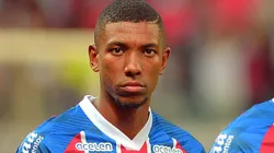 BA - SALVADOR - 04/07/2023 - COPA DO BRASIL 2023, BAHIA X GREMIO - Kanu, jogador do Bahia durante execucao do hino nacional antes da partida contra o Gremio no estadio Arena Fonte Nova pelo campeonato Copa do Brasil 2023. Foto: Walmir Cirne/AGIF