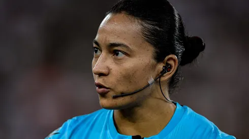 Foto: Thiago Ribeiro/AGIF - A árbitra Edina Alves Batista voltou a aparecer no caminho do Flamengo
