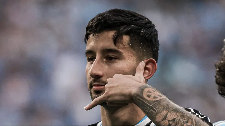 RS - PORTO ALEGRE - 25/06/2023 - BRASILEIRO A 2023, GREMIO X CORITIBA - Mathias Villasanti jogador do Gremio comemora seu gol durante partida contra o Coritiba no estadio Arena do Gremio pelo campeonato BRASILEIRO A 2023. Foto: Maxi Franzoi/AGIF