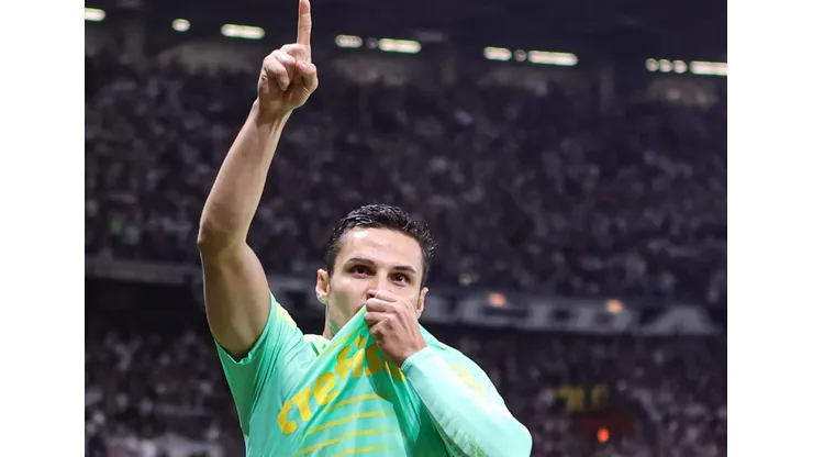 MG - BELO HORIZONTE - 02/08/2023 - LIBERTADORES 2023, ATLETICO-MG X PALMEIRAS - Raphael veiga jogador do Palmeiras comemora seu gol durante partida contra o Atletico-MG no estadio Mineirao pelo campeonato Libertadores 2023. Foto: Gilson Lobo/AGIF