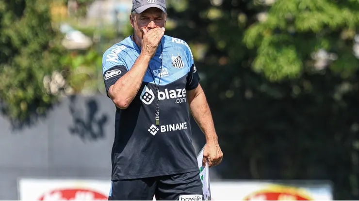SP - SANTOS - 23/08/2023 - SANTOS, TREINO -Diego Aguirre tecnico do Santos durante treino no Centro de Treinamento CT Rei Pele. Foto: Fernanda Luz/AGIF