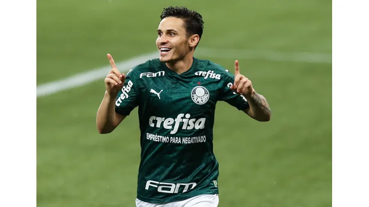 SAO PAULO, BRAZIL - JANUARY 18: Raphael Veiga #23 of Palmeiras celebrates after scoring the third goal of his team during the match against Corinthians as part of Brasileirao Series A 2020 at Allianz Parque on January 18, 2021 in Sao Paulo, Brazil. (Photo by Alexandre Schneider/Getty Images)