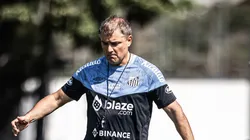 Meia não é aprovado por Aguirre e saída imediata ganha força no Santos