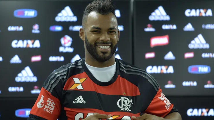 Foto: Pedro Martins/AGIF - Fernandinho é combiçado pelo Paysandu