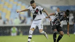 RJ - RIO DE JANEIRO - 20/08/2023 - BRASILEIRO A 2023, VASCO X ATLETICO-MG - Gabriel Pec jogador do Vasco disputa lance com Mauricio Lemos jogador do Atletico-MG durante partida no estadio Maracana pelo campeonato Brasileiro A 2023. Foto: Alexandre Loureiro/AGIF