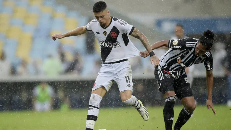 RJ - RIO DE JANEIRO - 20/08/2023 - BRASILEIRO A 2023, VASCO X ATLETICO-MG - Gabriel Pec jogador do Vasco disputa lance com Mauricio Lemos jogador do Atletico-MG durante partida no estadio Maracana pelo campeonato Brasileiro A 2023. Foto: Alexandre Loureiro/AGIF