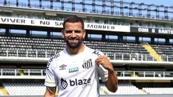 SP - SANTOS - 23/08/2023 - SANTOS, APRESENTACAO - Tomas Rincon em campo durante sua apresentacao oficial como jogador do Santos em coletiva de imprensa realizada no Vila Belmiro. Foto: Fernanda Luz/AGIF