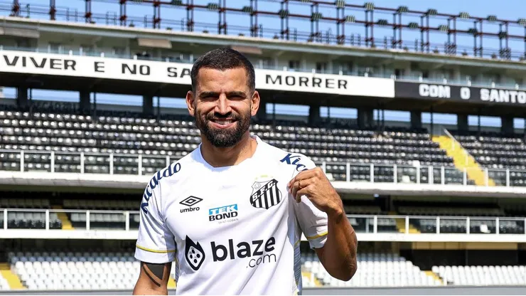 SP - SANTOS - 23/08/2023 - SANTOS, APRESENTACAO - Tomas Rincon em campo durante sua apresentacao oficial como jogador do Santos em coletiva de imprensa realizada no Vila Belmiro. Foto: Fernanda Luz/AGIF