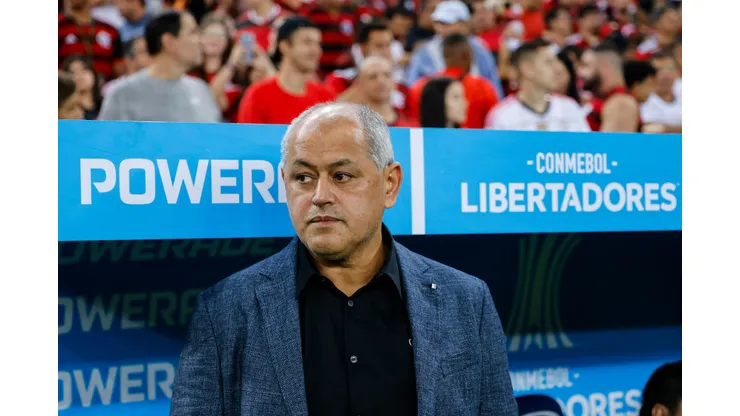 RIO DE JANEIRO, BRAZIL - AUGUST 03: Francisco Arce coach of Olimpia looks on prior to the Copa CONMEBOL Libertadores round of 16 first leg match between Flamengo and Olimpia at Maracana Stadium on August 03, 2023 in Rio de Janeiro, Brazil. (Photo by Wagner Meier/Getty Images)