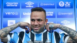 RS - FUTEBOL/APRESENTACAO GREMIO - ESPORTES - Vice-presidente de futebol Antonio Brum, apresenta o atacante Luan como novo reforço do Gremio para a temporada 2023. FOTO: LUCAS UEBEL/GREMIO FBPA