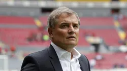 GUADALAJARA, MEXICO - JULY 16: Diego Aguirre coach of Cruz Azul looks on during the 3rd round match between Atlas and Cruz Azul as part of the Torneo Apertura 2022 Liga MX at Jalisco Stadium on July 16, 2022 in Guadalajara, Mexico. (Photo by Refugio Ruiz/Getty Images)
