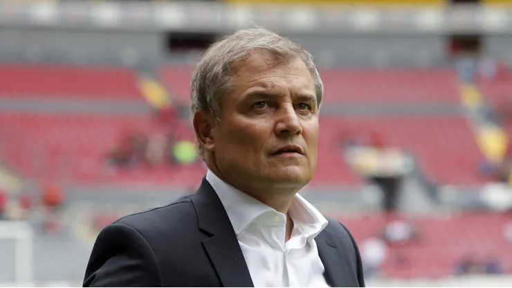 GUADALAJARA, MEXICO - JULY 16: Diego Aguirre coach of Cruz Azul looks on during the 3rd round match between Atlas and Cruz Azul as part of the Torneo Apertura 2022 Liga MX at Jalisco Stadium on July 16, 2022 in Guadalajara, Mexico. (Photo by Refugio Ruiz/Getty Images)