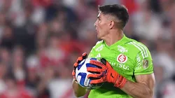 BUENOS AIRES, ARGENTINA - AUGUST 01: Sergio Rochet of Internacional makes a save during a Copa CONMEBOL Libertadores 2023 round of sixteen first leg match between River Plate and Internacional at Estadio Más Monumental Antonio Vespucio Liberti on August 01, 2023 in Buenos Aires, Argentina. (Photo by Marcelo Endelli/Getty Images)