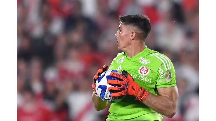 BUENOS AIRES, ARGENTINA - AUGUST 01: Sergio Rochet of Internacional makes a save during a Copa CONMEBOL Libertadores 2023 round of sixteen first leg match between River Plate and Internacional at Estadio Más Monumental Antonio Vespucio Liberti on August 01, 2023 in Buenos Aires, Argentina. (Photo by Marcelo Endelli/Getty Images)