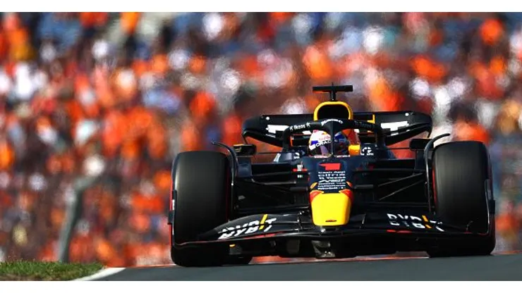 Verstappen diante do mar laranja no GP da Holanda de 2022