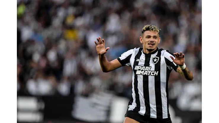 RJ - RIO DE JANEIRO - 30/07/2023 - BRASILEIRO A 2023, BOTAFOGO X CORITIBA - Tiquinho Soares jogador do Botafogo comemora seu gol durante partida contra o Coritiba no estadio Engenhao pelo campeonato Brasileiro A 2023. Foto: Thiago Ribeiro/AGIF