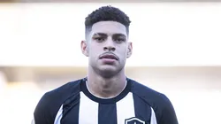 SP - SANTOS - 23/07/2023 - BRASILEIRO A 2023, SANTOS X BOTAFOGO - Luis Henrique jogador do Botafogo durante partida contra o Santos no estadio Vila Belmiro pelo campeonato Brasileiro A 2023. Foto: Abner Dourado/AGIF